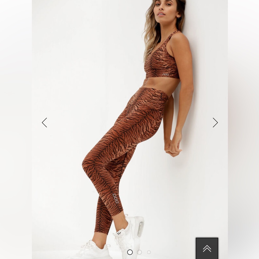 Like New Set! Lorna Jane Jungle Cat Core Ankle Biter Leggings and Bra - Small